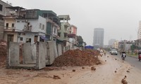 Đường nối Nguyễn Văn Huyên - Cầu Giấy chìm trong bùn đất, bê tông. Ảnh: Anh Trọng.