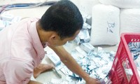 Làm thực phẩm chức năng bẩn tuồn ra thị trường. Ảnh: Đình Đình.