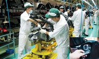 Dây chuyền lắp ráp xe máy tay ga SH ở khu công nghiệp Đồng Văn, Hà Nam (ảnh lớn); Hệ thống khóa thông minh của xe SH (ảnh nhỏ). Ảnh: PV.
