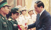Chủ tịch nước Trần Ðại Quang trao tặng thiếu tá Ninh Thu Trang chân dung Chủ tịch Hồ Chí Minh (tháng 9/2016). Ảnh: Nguyễn Minh.