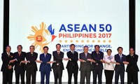 Asean và Trung Quốc thông qua dự thảo khung COC ngày 6/8 tại Philippines. Ảnh: getty images.