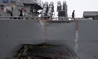 Tàu USS John S. McCain bị móp sau vụ đâm va tàu chở dầu hôm 21/8. Ảnh: CBC.