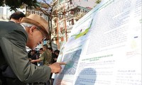 Người dân tham quan, đóng góp ý kiến về quy hoạch nhà ga C9. Ảnh: Duy Phạm.