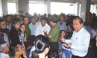 Phó Thủ tướng Thường trực Trương Hoà Bình gặp cư dân Carina và thị sát hiện trường vụ cháy.