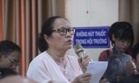 Cử tri Nguyễn Thị Tam (quận Thanh Khê, Đà Nẵng) trình bày ý kiến tại buổi tiếp xúc.
