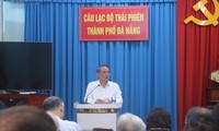 Ông Trương Quang Nghĩa, Bí thư Thành ủy Ðà Nẵng trao đổi với hội viên CLB Thái Phiên.