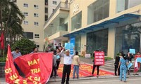 Người dân chung cư 250 Minh Khai (Hai Bà Trưng) phản đối CÐT chiếm dụng diện tích chung để kinh doanh.