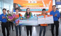 Anh Nguyễn Hải Minh, Phó chủ tịch T.Ư Hội LHTN Việt Nam (ngoài cùng bên phải) tặng hoa cho các thí sinh. ẢNh: X.T.