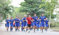 Các tuyển thủ Olympic Việt Nam phải tập tạm trên con đường bê tông trong khuôn viên một nhà máy gần khách sạn. Ảnh: HỮU PHẠM.