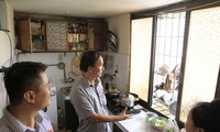 Ðoàn Giám sát ban Pháp chế HÐND thành phố kiểm tra tại chung cư cũ trên địa bàn quận Thanh Xuân.