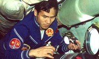 Phạm Tuân tiến hành thí nghiệm trên trạm vũ trụ Chào mừng 6