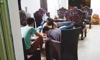 Trong một quán cầm đồ trá hình ở KTX Mỹ Đình, một nhóm sinh viên đang viết giấy cầm đồ. Ảnh: PV.