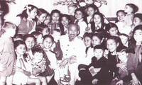 Chủ tịch Hồ Chí Minh cùng các cháu thiếu nhi Việt Nam và quốc tế vui đón năm mới tại Hà Nội, tháng 12/1955.