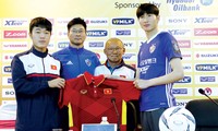 HLV Park Hang Seo (thứ 2 bên phải) và Xuân Trường (bìa trái) cùng HLV và cầu thủ đội Ulsan Hyundai tại buổi họp báo trước trận giao hữu ảnh: VSI.