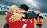 HLV Park Hang Seo ôm cầu thủ Lương Xuân Trường sau chiến thắng.