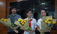 Ba đề cử Gương mặt trẻ Việt Nam tiêu biểu 2017 tại buổi giao lưu trực tuyến (từ trái qua: CEO WeFit Nguyễn Khôi; em Mai Hải Yến và TS. Vũ Bích Ngọc). Ảnh: Ngô Tùng.