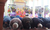 41 người Hàn Quốc quỳ gối, cúi rạp đầu tạ tội tại lễ tưởng niệm 50 năm thảm sát Hà M. Ảnh: Hoài Văn.