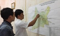 Ông Bùi Xuân Thế chỉ cho phóng viên về dự án quy hoạch quặng boxit.