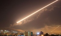 Tên lửa phòng không của Syria thắp sáng trời đêm Damascus​. Ảnh: AAP.