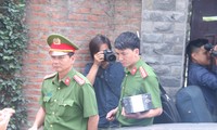 Công an khám nhà ông Trần Văn Minh ngày 18/4. Ảnh: N.T