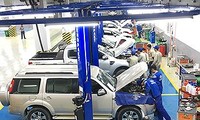 Công nhân một doanh nghiệp FDI đang kiểm tra kỹ thuật xe