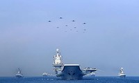 Tàu chiến và máy bay quân sự Trung Quốc “biểu dương sức mạnh” trên biển Đông ngày 12/4/2018. Ảnh: Reuters 