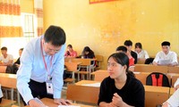Thứ trưởng Bộ GD&ĐT Lê Hải An động viên học sinh đang ôn thi tại Cao Bằng. Ảnh: N.H