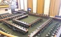 Phòng Hội đồng trong trụ sở Liên Hiệp Quốc tại Geneva hiện nay. Chỗ ngồi của đại diện Việt Nam ở hàng thứ nhất, nhánh bên phải của chữ U trong cùng