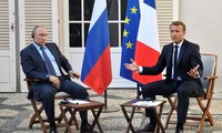 Tổng thống Pháp Macron (phải) gặp gỡ Tổng thống Nga Putin hôm 19/8 tại một địa điểm thuộc miền nam nước Pháp Ảnh: Pool/Reuters