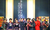 Minh Hạnh cùng các người mẫu Việt và Nga trong trong sô diễn tại Bảo tàng Phương Đông, Mátxcơva, nước Nga 6/2019