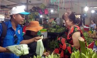 ĐVTN phát túi tự hủy sinh học bảo vệ môi trường cho các tiểu thương. Ảnh: CTV