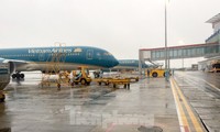 Máy bay “đắp chiếu” nhiều tháng tại sân bay Tân Sơn Nhất và Nội Bài do dịch COVID-19, và mới chỉ bay nội địa trở lại gần đây. 