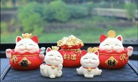 Mèo thần tài đem loại thì vẫy tay cần, loại vẫy tay ngược, cảnh giác kẻo bịa đặt sai phong thuỷ