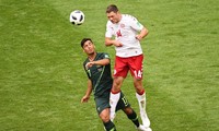 Arzani (trái) trong trận gặp Đan Mạch ở World Cup 2018