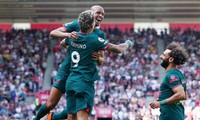 Liverpool rượt đuổi tỷ số điên rồ với đội bét bảng