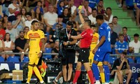 Barca khởi đầu mùa giải tậm tịt trong trận cầu mưa thẻ đỏ