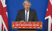 Thủ tướng Anh trong buổi họp báo về COVID-19 gần nhất cùng khẩu hiệu "Tiêm nhắc lại ngay bây giờ". Ảnh: BBC