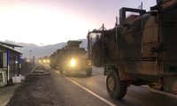 Hàng đoàn xe quân sự Thổ Nhĩ Kỳ nối đuôi nhau với chung điểm đến là nước láng giềng Syria còn nhiều bất ổn