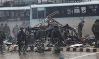 Lực lượng an ninh Ấn Độ tiên hành điều tra tại hiện trường sau khi xảy ra vụ đánh bom
