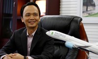 Chủ tịch Hãng hàng không Bamboo Airways Trịnh Văn Quyết bên biểu tượng thương hiệu. Ảnh Reuters