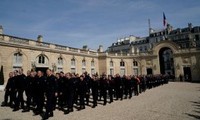 Những người lính cứu hỏa tham gia chữa cháy Nhà thờ Đức Bà Paris tham gia lễ vinh danh