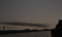 Kỳ lạ dải khói đen bao phủ dọc cầu Nhật Tân