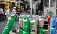 Giá gas tăng mạnh, gần 500.000 đồng/bình 12 kg