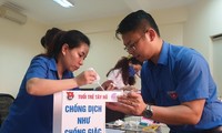 Anh Bùi Thế Cường, Bí thư Quận Đoàn Tây Hồ (Hà Nội) cùng cán bộ Quận Đoàn chuẩn bị cho các hoạt động phòng chống dịch COVID-19