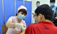 Tiêm vắc-xin Covivac của Việt Nam. Ảnh: Như Ý