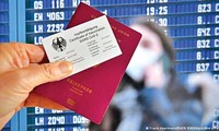 EU sẽ chính thức áp dụng hộ chiếu điện tử từ ngày 1/7. Ảnh: DW