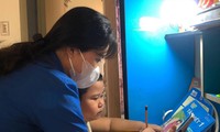 Bạn Võ Thùy Loan (thành viên Đội IT áo xanh của Đoàn phường Thuận Phước, quận Hải Châu) hỗ trợ em Phạm Võ Tiến Minh, học sinh lớp 1/4, Trường Tiểu học Võ Thị Sáu, học trực tuyến