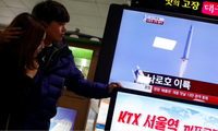 Một bản tin truyền hình nói về vụ phóng tên lửa vũ trụ KSLV-1 của Hàn Quốc vào tháng 1/2013. Ảnh: Reuters 