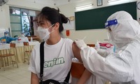 Học sinh TPHCM đang được tiêm vắc xin phòng COVID-19