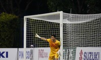 Nguyên Mạnh tái xuất trong màu áo đội tuyển ở trận thắng Lào 2-0 với sự tin tưởng của HLV Park Hang-seo và đồng đội. Ảnh: Anh Đoàn